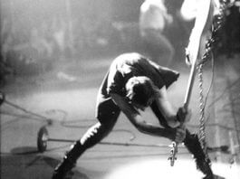 London Calling: la foto rock di tutti i tempi di Pennie Smith London Calling The Clash Cover Paul Simonon Pennie Smith