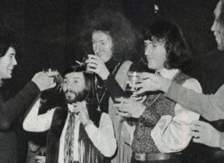 Lucio Battisti brinda con l'Equipe 84, che festeggia il suo settimo compleanno (7 dicembre 1969)