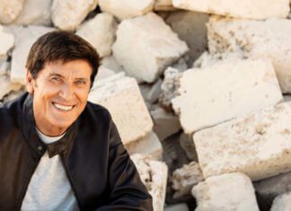 Gianni Morandi porta in scena l’amore con D’amore d’autore. Gianni Morandi